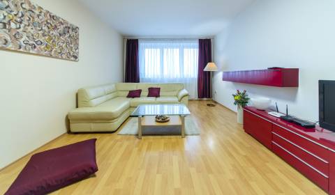 Spacious 2bdr apt 93m2, with balcony and in nice location