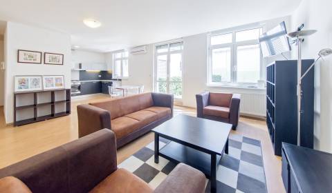 Spacious 2 bdr apt 120 m2, with parking and garden in the centre