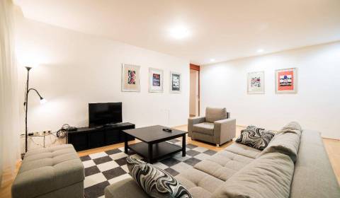 Spacious 2 bdr apt 140 m2, with parking and garden in the centre