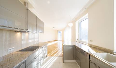 Spacious sunny 1bdr apt 93m2, with terrace and parking, DIPLOMAT PARK