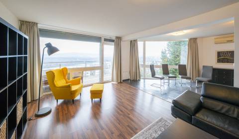 High standard 3 bdr apt 150 m2, with parking and a beautiful view