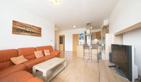  Spacious 2 bdr apt 93m2, with 2x parking, loggia, balcony and cellar
