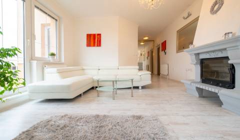 Luxury 3bdr apt 140m2, with balcony and parking in a pleasant location