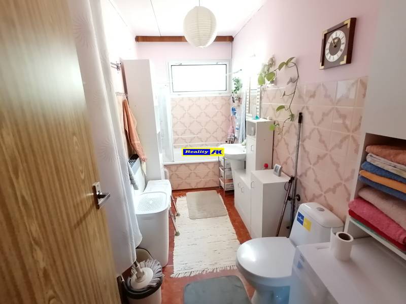 poschodie kúpeľňa s WC