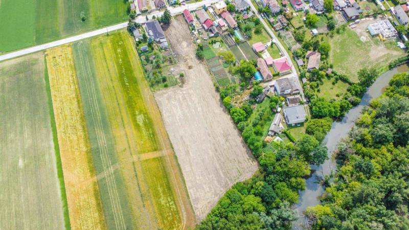 NA PREDAJ: LUKRATÍVNY STAVEBNÝ POZEMOK (7596 M2) V OBCI TOMÁŠIKOVO