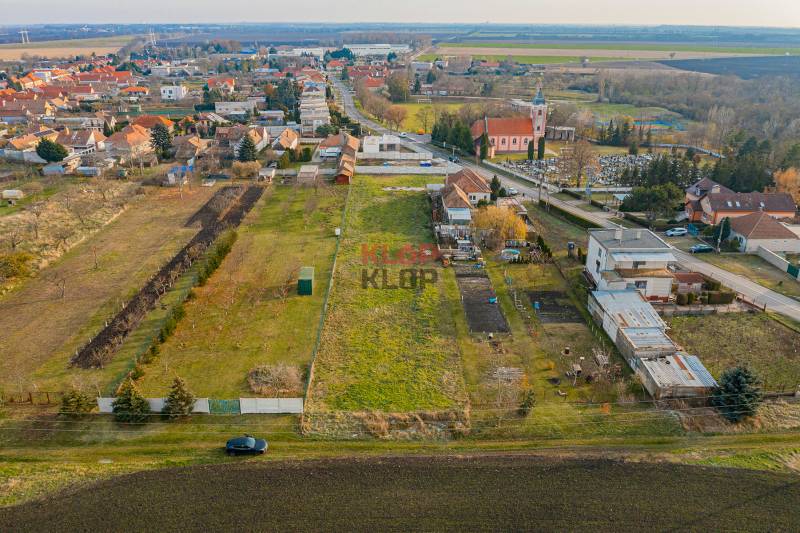 Kúpte si VEĽKÝ, SLNEČNÝ stavebný pozemok S POVOLENÍM a IS v Pavliciach