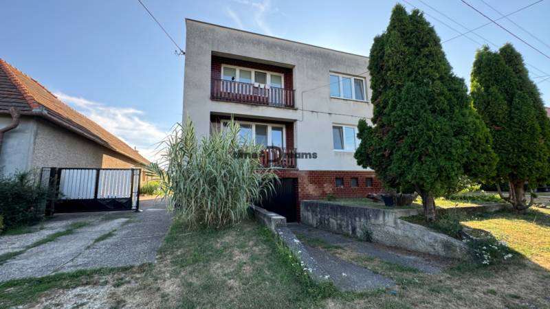 Lovce Family house Rent reality Zlaté Moravce